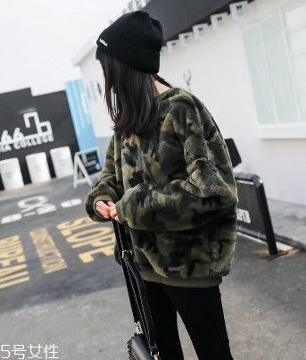 冬天衛(wèi)衣怎么穿更時(shí)髦？小心機(jī)教你把衛(wèi)衣穿出時(shí)尚感