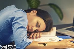 熬夜長膘什么原因？疲勞使人食欲大開