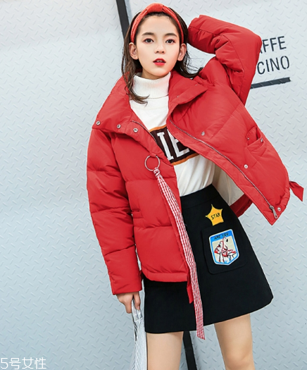 紅色羽絨服搭配什么顏色毛衣？色彩搭配不止黑白灰