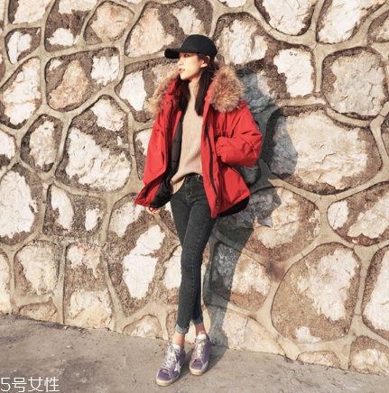 紅色羽絨服搭配什么顏色毛衣？色彩搭配不止黑白灰
