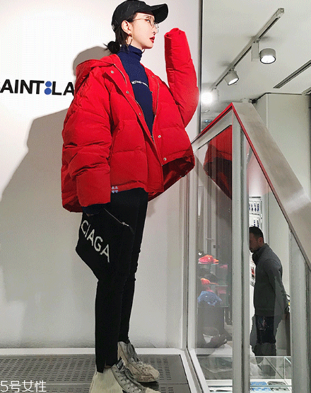 紅色羽絨服搭配什么顏色毛衣？色彩搭配不止黑白灰