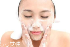 潔面乳和洗面奶是一種產(chǎn)品嗎？洗面奶適合干皮