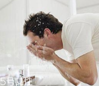 洗臉時一定要順時針嗎？只是一種習(xí)慣