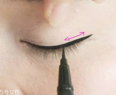 眼線筆要什么顏色好看？眼線筆顏色需要結(jié)合發(fā)色妝容