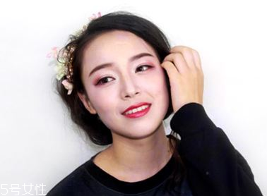 2018秋冬酒紅色眼妝怎么畫？神秘又有女人味的妝容