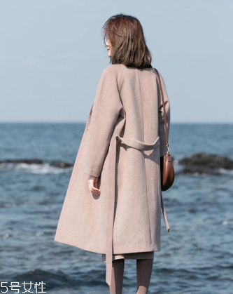 純色呢大衣怎么搭配？這樣搭美到?jīng)]朋友