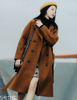 純色呢大衣怎么搭配？這樣搭美到?jīng)]朋友