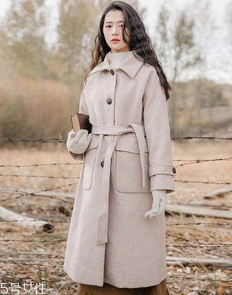 純色呢大衣怎么搭配？這樣搭美到?jīng)]朋友