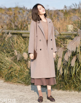 純色呢大衣怎么搭配？這樣搭美到?jīng)]朋友