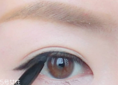 眼線膠筆怎么用？圖解眼線膠筆的畫法