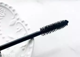 睫毛膏如何避免結(jié)塊？不要z形涂抹