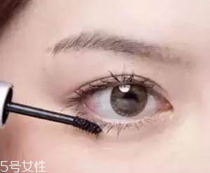 睫毛膏如何避免結(jié)塊？不要z形涂抹