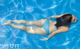 游泳時(shí)為什么尿意更重？心理生理雙重原因