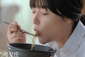 辛拉面多少錢一包？辛拉面價(jià)格有點(diǎn)偏貴