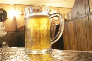 喝啤酒會豐胸嗎？不建議喝啤酒來豐胸