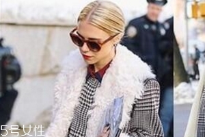 怎么挑選格子大衣？穿對了氣質(zhì)女就是你