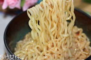 農(nóng)心辛拉面真的健康嗎？看看它非油炸的真面目