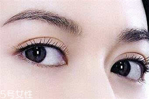 割雙眼皮眼睛腫怎么辦？疤克可以預(yù)防疤痕增生
