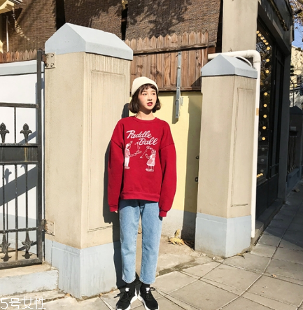 紅色衛(wèi)衣配什么褲子？休閑時(shí)尚兩不誤