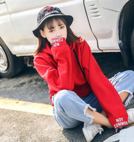 紅色衛(wèi)衣配什么褲子？休閑時(shí)尚兩不誤