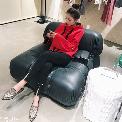 紅色衛(wèi)衣配什么褲子？休閑時(shí)尚兩不誤