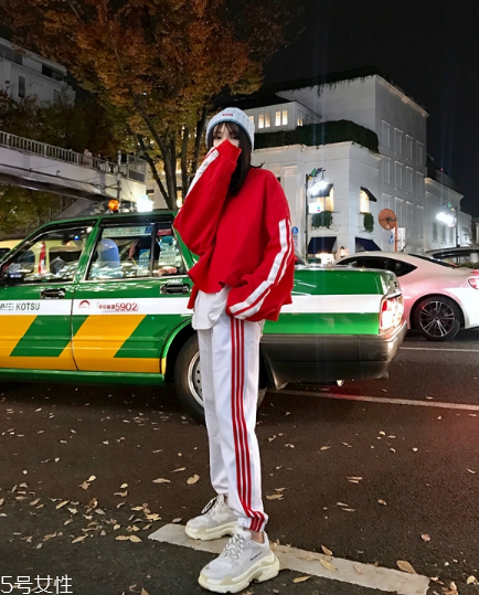 紅色衛(wèi)衣配什么褲子？休閑時(shí)尚兩不誤