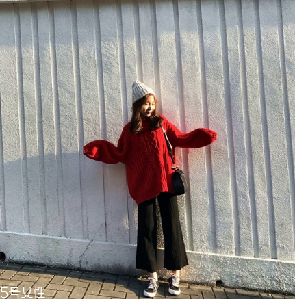 紅色毛衣下面配什么？褲子裙子統(tǒng)統(tǒng)能Hold住