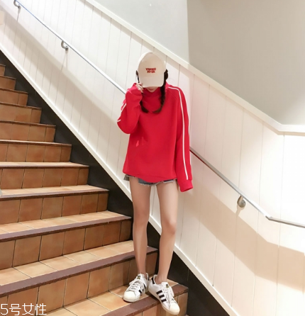 紅色衛(wèi)衣搭配什么鞋子？休閑風(fēng)時(shí)尚風(fēng)都能駕馭