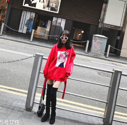 紅色衛(wèi)衣搭配什么鞋子？休閑風(fēng)時(shí)尚風(fēng)都能駕馭