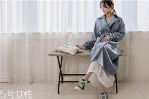 呢大衣搭配什么裙子好看？冬天也能萬種風情