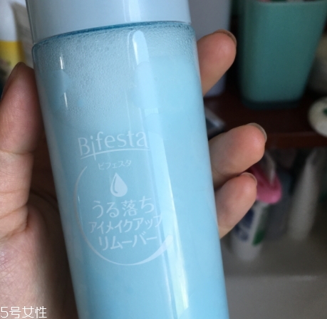 眼唇卸妝液和卸妝油哪個好？使用的區(qū)域不同