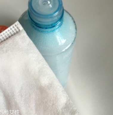 眼唇卸妝液和卸妝油哪個好？使用的區(qū)域不同