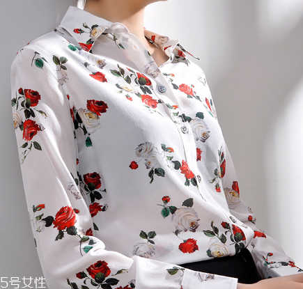 怎么穿衣服有女人味？跟著她學就對了