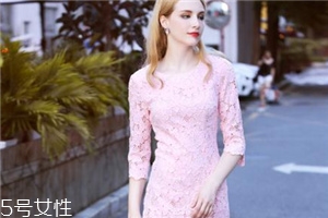 小香風(fēng)連衣裙怎么搭配？給你滿滿的女人味