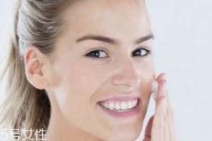 粉底液為什么溶妝？出油稀釋妝容