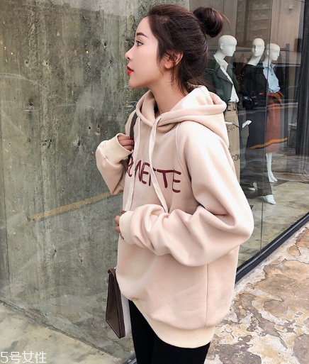 衛(wèi)衣買大了怎么辦？這樣穿酷到?jīng)]朋友