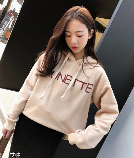 衛(wèi)衣買大了怎么辦？這樣穿酷到?jīng)]朋友