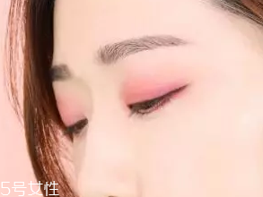 無妝眼影怎么畫？巧用粉色系眼影