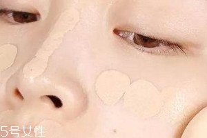 怎么打造裸妝底妝？粉底色號(hào)要選好