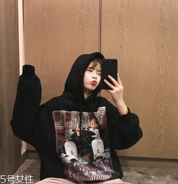 衛(wèi)衣怎么穿顯腿長(zhǎng)？教你穿出大長(zhǎng)腿