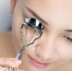 如何挑選合適的睫毛膏？這樣刷睫毛卷翹靚麗