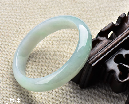 翡翠手鐲戴在哪只手好？行內(nèi)人士給出答案