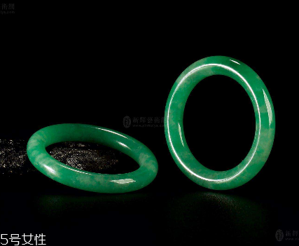 翡翠手鐲怎么養(yǎng)才能透？養(yǎng)翡翠的關(guān)鍵小竅門