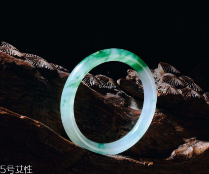 翡翠手鐲怎么養(yǎng)才能透？養(yǎng)翡翠的關(guān)鍵小竅門