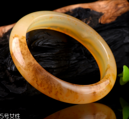 黃龍玉手鐲什么顏色才是最好的？這樣選絕不出錯(cuò)