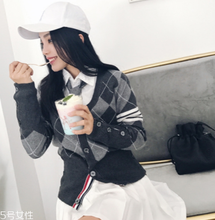 格子針織衫怎么搭配？有一種經(jīng)典叫格紋