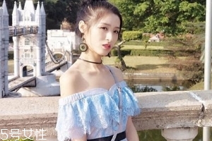 一字肩衣服怎么搭配？時(shí)髦精的高端裸露
