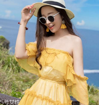 一字肩衣服怎么搭配？時(shí)髦精的高端裸露