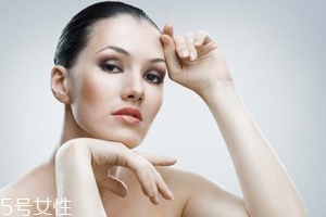 皮膚不吸收護(hù)膚品怎么回事？光用乳液面霜遠(yuǎn)遠(yuǎn)不夠