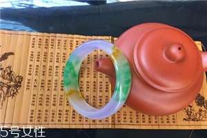 翡翠手鐲怎么看水頭？行家教你這樣挑
